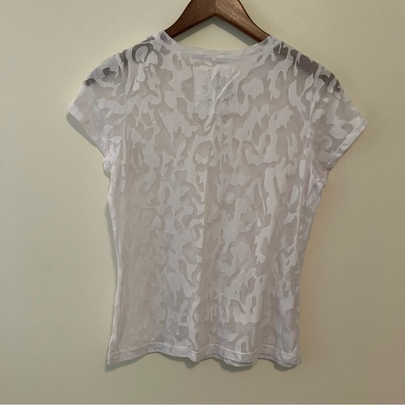 Oleg Cassini Women’s Sheer White T-shirt Monochrome Leopard Petite M Cap Sleeve - Picture 6 of 6